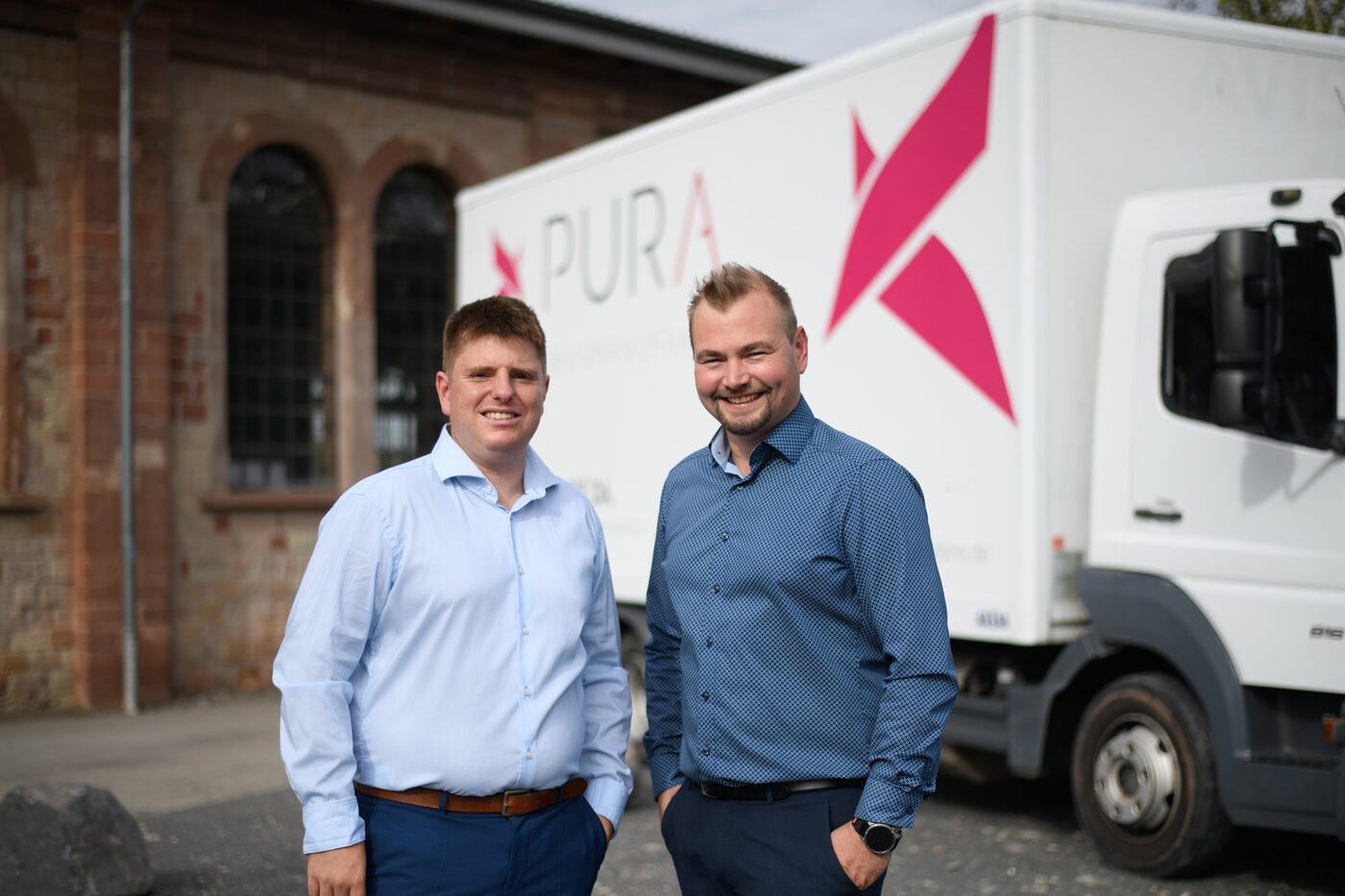 Die Geschäftsführung von PURA vor dem Event-LKW der Erlebnismanufaktur
